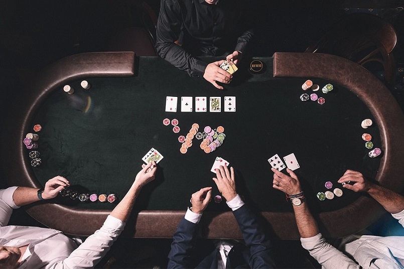 Theo dõi cách cá cược trong game Poker
